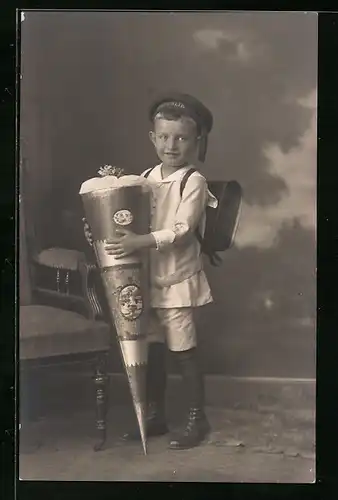 Foto-AK Junge mit Matrosenmütze und Zuckertüte zum Schulanfang