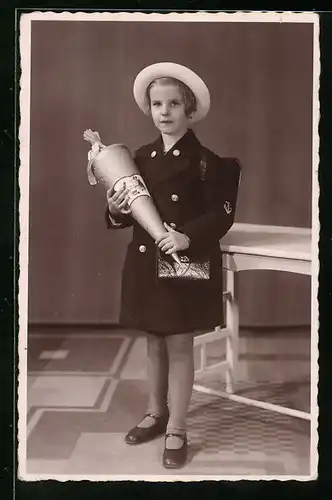 Foto-AK Mädchen mit Hut und Zuckertüte zum Schulanfang