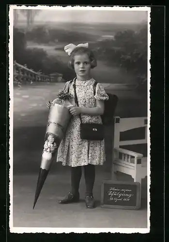 Foto-AK Mädchen im Kleid mit Zuckertüte zum Schulanfang, Mein erster Schulgang 12. April 1939