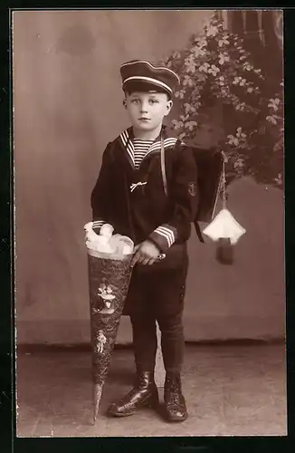 Foto-AK Junge im Matrosenanzug mit Zuckertüte zum Schulanfang, 13. April 1934