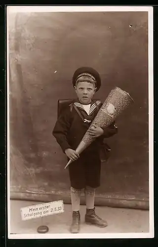 Foto-AK Junge im Matrosenanzug mit Zuckertüte zum Schulanfang am 2. Mai 1933