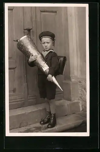 Foto-AK Junge im Matrosenanzug mit Zuckertüte zum Schulanfang