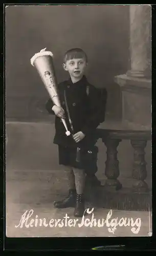 Foto-AK Junge mit Zuckertüte zum Schulanfang in Studiokulisse, Mein erster Schulgang