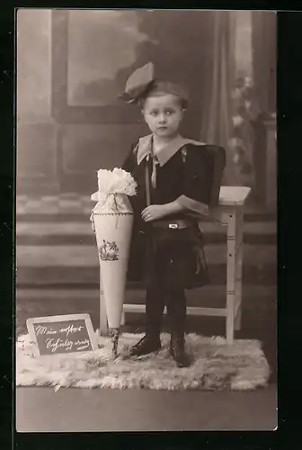 Foto-AK Mädchen mit Schleife im Haar und mit Zuckertüte zum Schulanfang