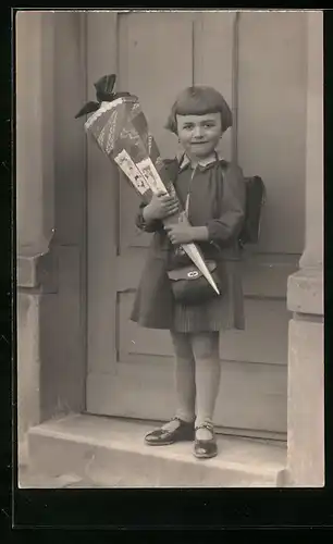 Foto-AK Stolzes Mädchen vor der Haustür mit Zuckertüte zum Schulanfang