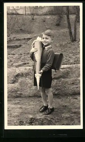 Foto-AK Grinsender Junge mit Zuckertüte zum Schulanfang