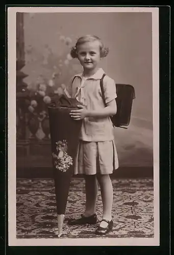 Foto-AK Mädchen mit Zuckertüte zum Schulanfang