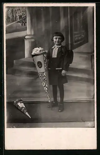 Foto-AK Mädchen mit Zuckertüte zum Schulanfang in Studiokulisse