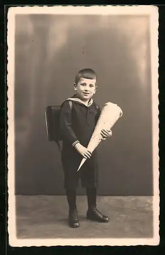 Foto-AK Junge im Matrosenanzug mit Zuckertüte, Schulanfang