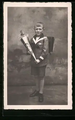 Foto-AK Junge mit Zuckertüte zum Schulanfang