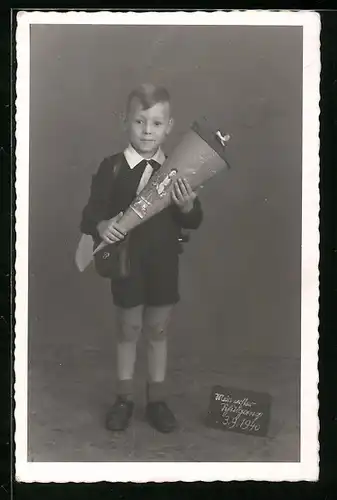 Foto-AK Stolzer Junge mit Zuckertüte zum Schulanfang am 3. September 1946