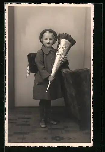 Foto-AK Mädchen mit Zuckertüte zum Schulanfang