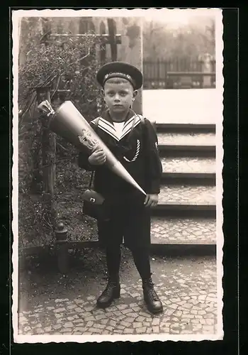 Foto-AK Junge im Matrosenanzug mit Zuckertüte zum Schulanfang