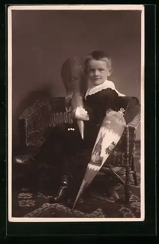 Foto-AK Stolzer Junge mit zwei Zuckertüten zum Schulanfang