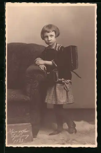 Foto-AK Mädchen im karierten Kleid mit Ranzen zum Schulanfang 1928