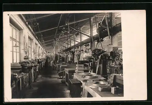 AK Fabrikarbeiter und Maschinen in der Fabrik