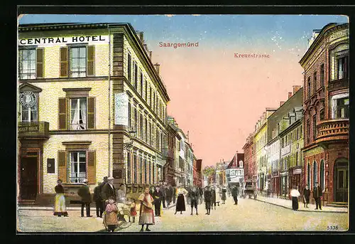 AK Saargemünd, Passanten und Central Hotel in der Kreuzstrasse