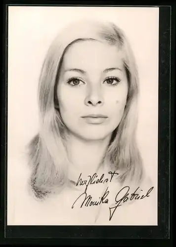 AK Schauspielerin Monika Gabriel mit verträumten Blick