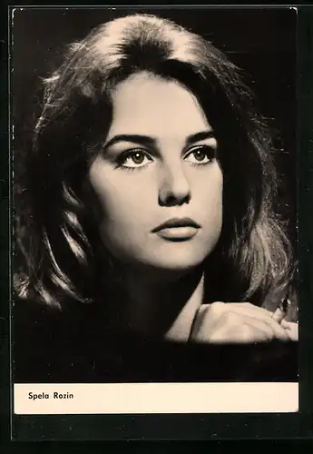 AK Schauspielerin Spela Rozin mit Zigarette in der Hand
