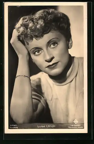 AK Schauspielerin Luise Ullrich stützt sich nachdenklich auf Ihre Hand