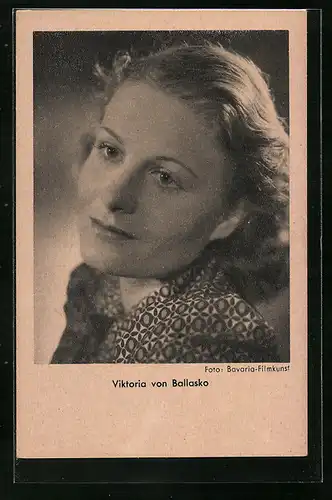 AK Schauspielerin Viktoria von Ballasko mit verträumter Miene