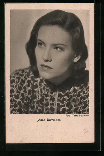 AK Schauspielerin Anna Dammann mit gemusterter Bluse