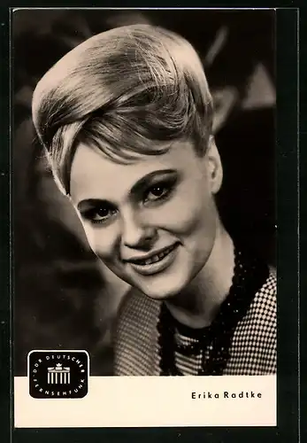 AK Schauspielerin Erika Radtke mit Hochsteckfrisur und Perlenkette
