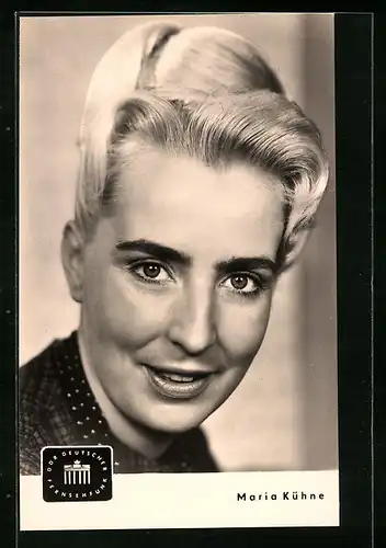 AK Schauspielerin Maria Kühne lächelnd mit Hochsteckfrisur