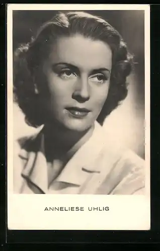AK Schauspielerin Anneliese Uhlig mit ernstem Augenaufschlag