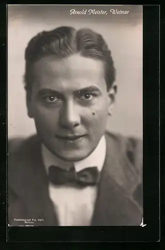 AK Schauspieler Arnold Meister mit Anzug und Fliege