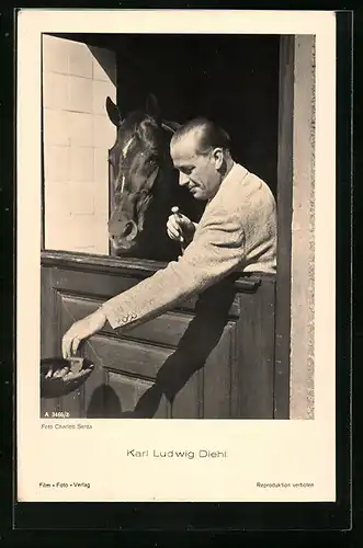 AK Schauspieler Karl Ludwig Thiel füttert ein Pferd