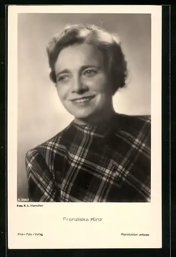 AK Schauspielerin Franziska Kinz im kariertem Kleid