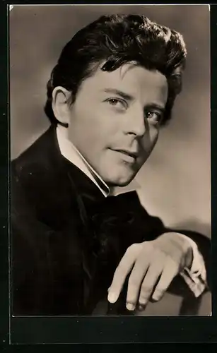 AK Schauspieler Gerhard Philipe in Rot und Schwarz