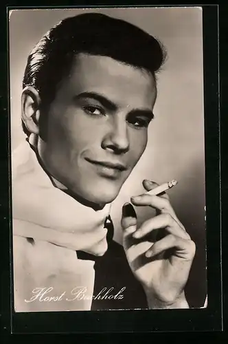 AK Schauspieler Horst Buchholz mit einer Zigarette in der Hand