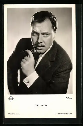 AK Schauspieler Ivan Desny mit einer Pfeife im Mund