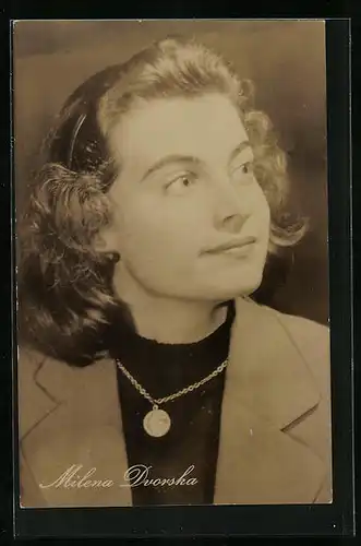 AK Schauspielerin Milena Dvorska mit Kette und Blazer