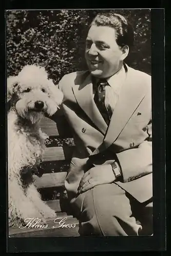 AK Schauspieler Klaus Gross auf einer Bank mit Hund