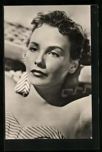 AK Schauspielerin Christina Huth im gestreiftem Kleid