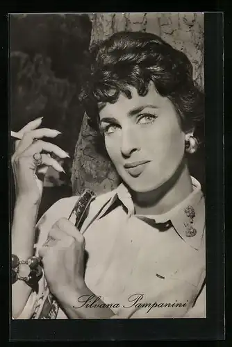 AK Schauspielerin Silvana Pampanini mit Zigarette in der Hand