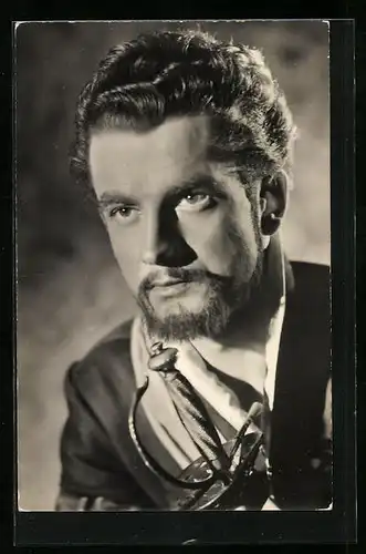 AK Schauspieler Hans-Rüdiger Renn mit einem Säbel in der Hand