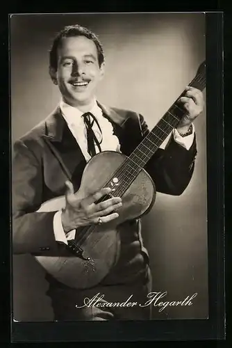 AK Schauspieler Alexander Hegarth mit einer Gitarre