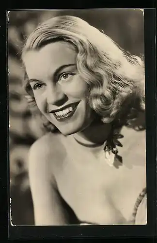 AK Schauspielerin Catja Görna mit Halskette und tiefem Ausschnitt