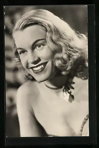 AK Schauspielerin Catja Görna mit Halskette und tiefem Ausschnitt