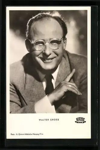 AK Schauspieler Walter Gross mit Nickelbrille und erhobenen Finger