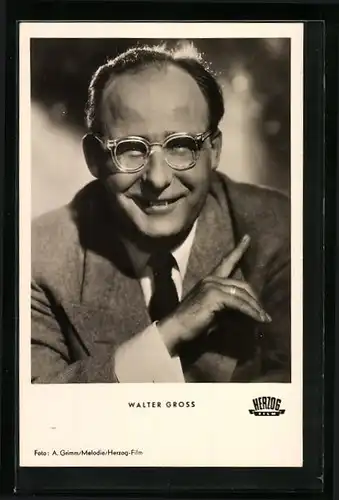AK Schauspieler Walter Gross mit Nickelbrille und erhobenen Finger