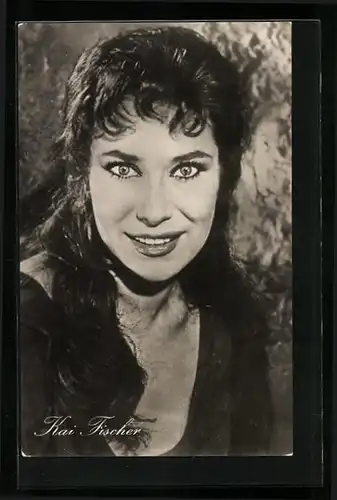 AK Schauspielerin Kai Fischer blickt mit grossen Augen in die Kamera