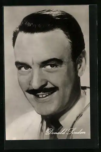 AK Schauspieler Donald Sinden mit Schnauzbart und frechem Grinsen