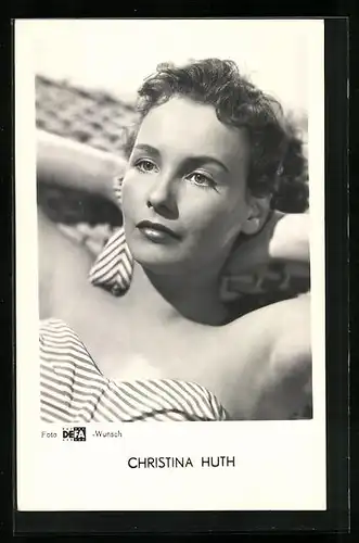 AK Schauspielerin Christina Huth im gestreiftem Kleid