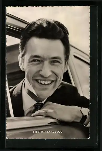 AK Schauspieler Silvio Francesco lächelt aus einem Auto heraus