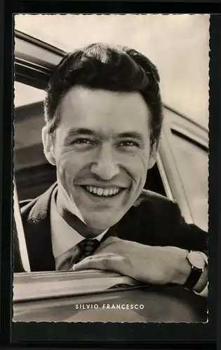 AK Schauspieler Silvio Francesco lächelt aus einem Auto heraus